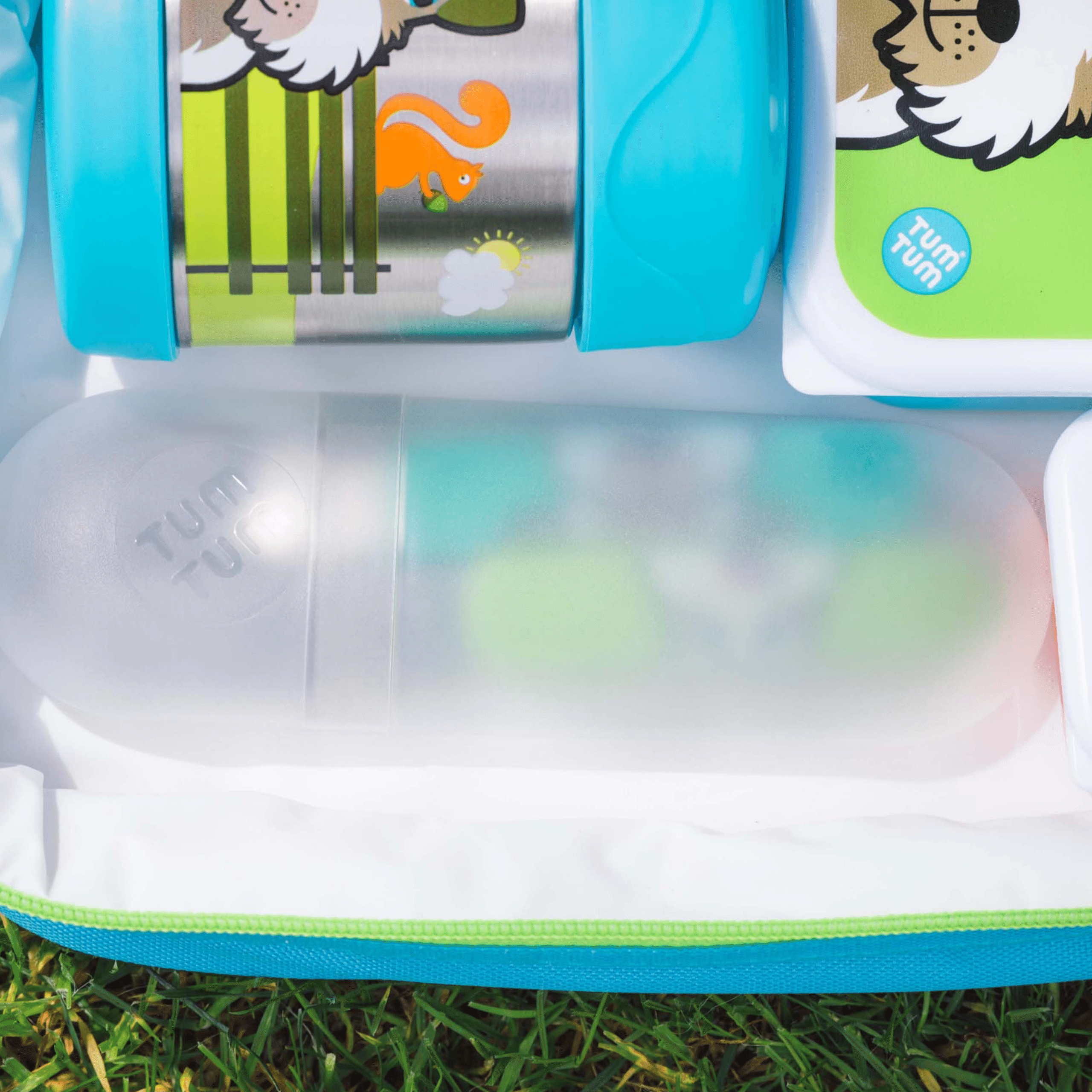 Kids cutlery in lunchbag, dog