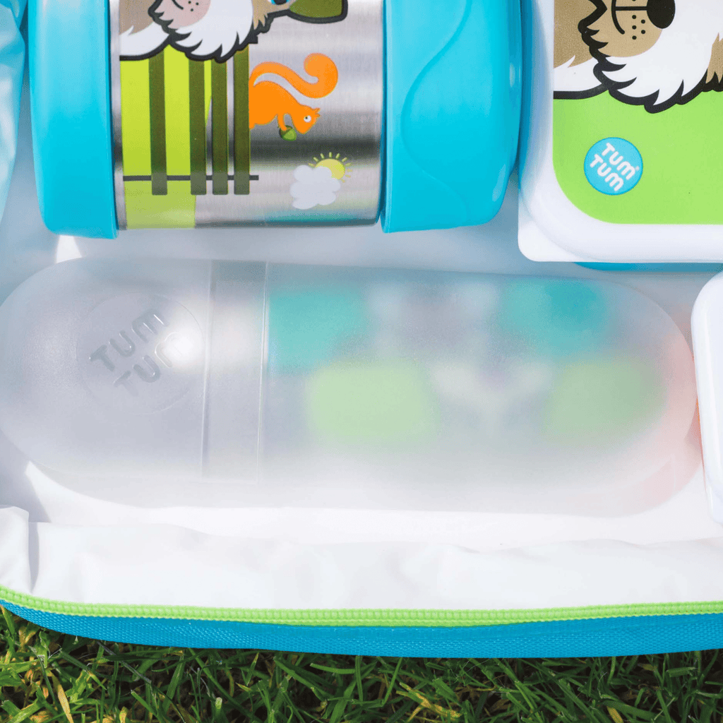 Kids cutlery in lunchbag, dog